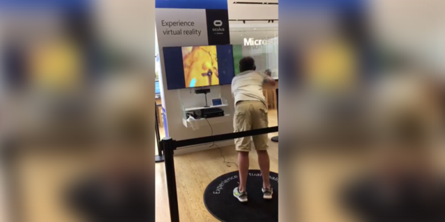 在虛擬世界中掉下懸崖，這名VR玩家真的摔倒了