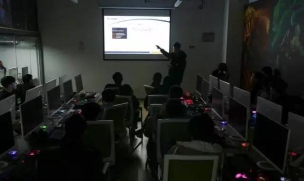 探秘國內(nèi)首家電競學(xué)院：學(xué)生大多都是富二代，父母寵愛