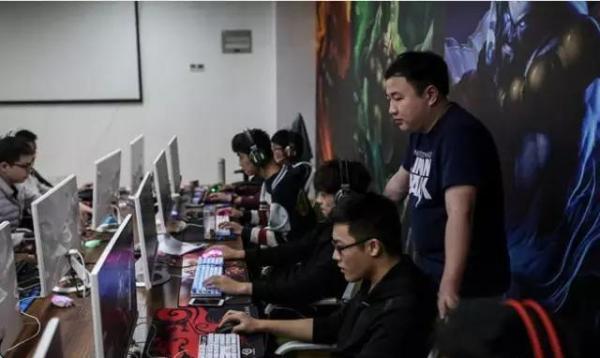 探秘國內(nèi)首家電競學(xué)院：學(xué)生大多都是富二代，父母寵愛