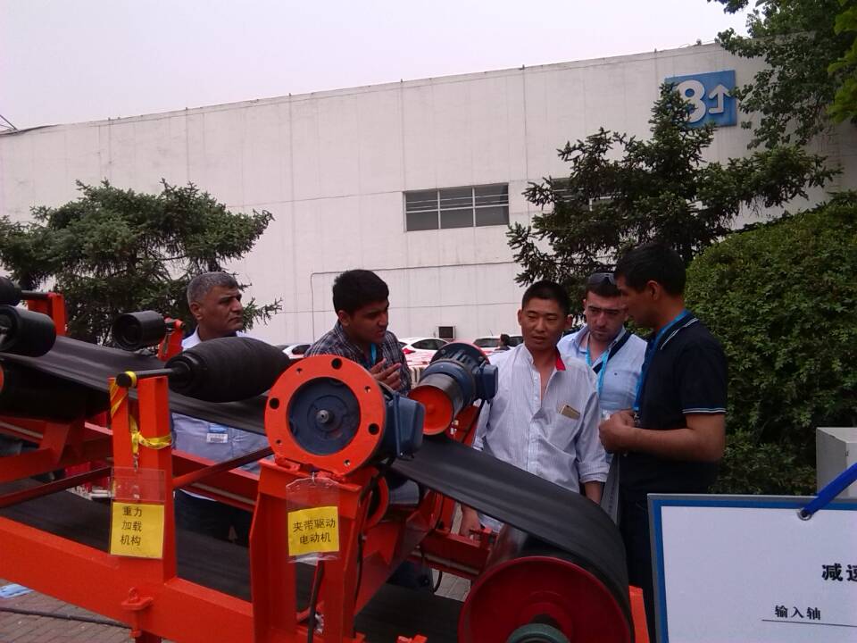 由電動<a href=http://71xy.cn target=_blank class=infotextkey>托輥</a>實現(xiàn)的多動力驅(qū)動<a href=http://71xy.cn target=_blank class=infotextkey>帶式輸送機</a>實驗演示圖片