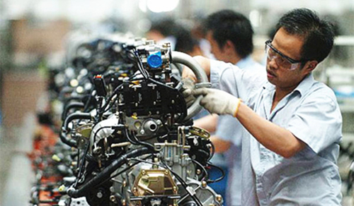 中國(guó)制造進(jìn)入陣痛期 創(chuàng)新與出?；虺闪妓? /></div><br/>　　目前我國(guó)在制造業(yè)規(guī)模上已經(jīng)處于領(lǐng)先地位，但在中國(guó)經(jīng)濟(jì)進(jìn)入新常態(tài)的大背景下，中國(guó)制造也經(jīng)歷過一陣不小的陣痛。適應(yīng)和引領(lǐng)經(jīng)濟(jì)發(fā)展新常態(tài)，推進(jìn)供給側(cè)結(jié)構(gòu)性改革，根本要靠創(chuàng)新。<br/>　　近年來，中國(guó)制造在尖端領(lǐng)域一路攻城略地，許多創(chuàng)新成果不僅填補(bǔ)了國(guó)內(nèi)空白，更在國(guó)際上奪得一席之地，使得諸多關(guān)鍵技術(shù)不再被國(guó)外壟斷巨頭“卡脖子”，由此打造出一批以高新技術(shù)著稱的中國(guó)品牌。<br/>　　目前我國(guó)在制造業(yè)規(guī)模上已經(jīng)處于領(lǐng)先地位，與第一和第二方陣的差距主要體現(xiàn)在質(zhì)量效益和可持續(xù)發(fā)展能力上。在質(zhì)量效益方面，我國(guó)制造業(yè)擁有的知名品牌較少，勞動(dòng)生產(chǎn)率低，銷售利潤(rùn)率也較低；而在可持續(xù)發(fā)展方面，我國(guó)的研發(fā)創(chuàng)新能力近年有很大提高。<br/>　　實(shí)際上，在中國(guó)經(jīng)濟(jì)進(jìn)入新常態(tài)的大背景下，中國(guó)制造也經(jīng)歷過一陣不小的陣痛。產(chǎn)能過剩、成本高企、附加值低、發(fā)展失衡……中國(guó)制造大而不強(qiáng)的問題一直存在，中國(guó)品牌影響力和海外滲透情況也不容樂觀。究其根源，主要癥結(jié)就在于創(chuàng)新能力不足、科技含量偏低。<br/>　　那么中國(guó)制造需要怎樣的“氣質(zhì)”？如何推動(dòng)制造業(yè)轉(zhuǎn)型升級(jí)，加強(qiáng)制造強(qiáng)國(guó)建設(shè)？習(xí)近平總書記就曾指出：適應(yīng)和引領(lǐng)經(jīng)濟(jì)發(fā)展新常態(tài)，推進(jìn)供給側(cè)結(jié)構(gòu)性改革，根本要靠創(chuàng)新。惟創(chuàng)新者勝，中國(guó)制造的難題只能在中國(guó)創(chuàng)造中求解。<br/>　　2017上半年，依靠創(chuàng)新驅(qū)動(dòng)，中國(guó)制造在關(guān)鍵核心技術(shù)領(lǐng)域取得了一個(gè)又一個(gè)的突破，新技術(shù)、新產(chǎn)品的涌現(xiàn)，正在讓中國(guó)制造更給力。<br/>　　為更好地打造中國(guó)品牌名片，近日召開的國(guó)務(wù)院常務(wù)會(huì)議指出，在東中西部選擇部分城市或城市群建設(shè)國(guó)家級(jí)示范區(qū)，要聚焦創(chuàng)新體制機(jī)制、深化開放合作、破解制造業(yè)發(fā)展瓶頸，與“互聯(lián)網(wǎng)+”“雙創(chuàng)”結(jié)合，打造先進(jìn)制造工業(yè)云平臺(tái)，在創(chuàng)新體系建設(shè)、智能和綠色制造等方面先行先試。<br/>　　建設(shè)“制造強(qiáng)國(guó)”，培養(yǎng)創(chuàng)新能力，同樣離不開先進(jìn)的工業(yè)文化體系的建設(shè)，這就需要不斷提升工業(yè)文化素養(yǎng)，培養(yǎng)大國(guó)工匠精神，將培育和建設(shè)中國(guó)特色工業(yè)文化作為實(shí)施制造強(qiáng)國(guó)戰(zhàn)略的基礎(chǔ)。<br/>　　此外，“海外有點(diǎn)”已經(jīng)成為中國(guó)制造業(yè)新動(dòng)向。盡管早在十多年前，就陸續(xù)有中國(guó)制造企業(yè)走出國(guó)門，在海外銷售產(chǎn)品或投資建廠，但總體規(guī)模較小。近兩年，企業(yè)出海進(jìn)入加速期。根據(jù)商務(wù)部數(shù)據(jù)，2016年中國(guó)境內(nèi)投資者共對(duì)全球164個(gè)國(guó)家和地區(qū)的7961家境外企業(yè)進(jìn)行了非金融類直接投資，累計(jì)實(shí)現(xiàn)對(duì)外投資11299.2億元，同比增長(zhǎng)53.7%。<br/>　　隨著本土產(chǎn)業(yè)的強(qiáng)大，以及企業(yè)出海的加速，2025年，中國(guó)將從目前的第三方陣邁入第二方陣，但還是第二方陣的較低水平。到時(shí)候日、德制造業(yè)也會(huì)邁進(jìn)一大步，但日、德畢竟已經(jīng)過了快速發(fā)展階段，中國(guó)和這兩國(guó)之間的差距會(huì)明顯縮小。憑借著中國(guó)本土巨大市場(chǎng)，及后期海外市場(chǎng)擴(kuò)張，中國(guó)制造將在世界舞臺(tái)熠熠發(fā)光。</p>

    <br />

(責(zé)任編輯：  來源：  時(shí)間：2017-08-17)  
 
    <br />

Keywords（關(guān)鍵詞）：
長(zhǎng)距離皮帶托輥傳輸機(jī)<br /><br />

<div align="center"></div>


<div   id="42wwwww"   class="line"></div>

上一篇：<a href=