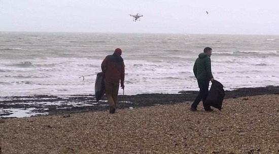 英國人用無人機輔助清理海灘上的垃圾_宇辰網(wǎng)_讓世界讀懂無人機_全球?qū)I(yè)無人機服務資訊平臺