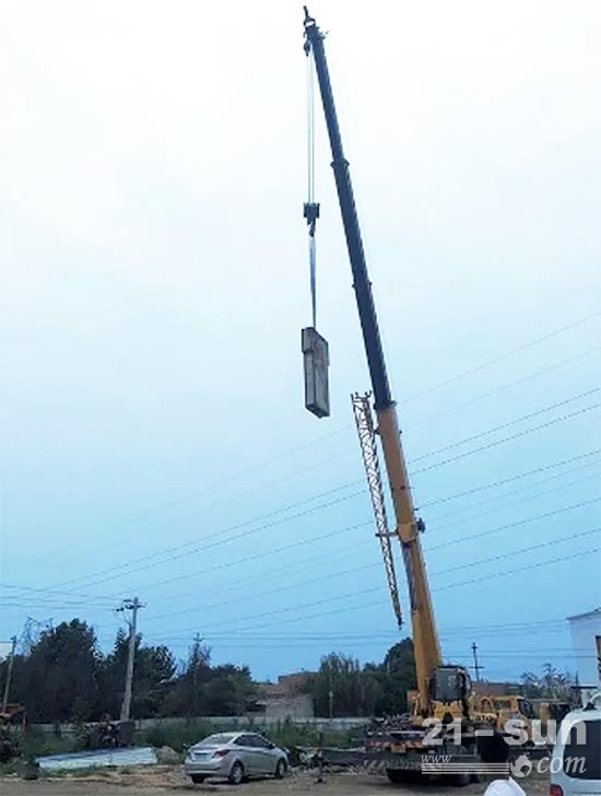 徐工QY25K5A高效平穩(wěn)的在完成博物館基礎(chǔ)吊裝